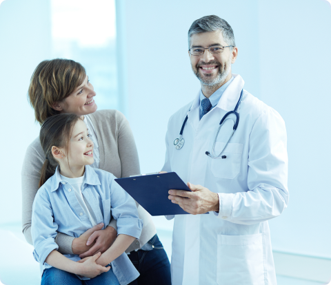 Doutor feliz segurando prancheta com
          pacientes