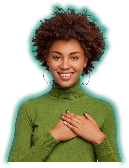 Mulher negra vestindo moletom verder e sorrindo